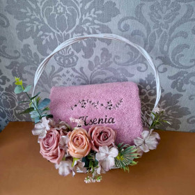 kosz prezentowy z personalizowanym ręcznikiem z imieniem ksenia